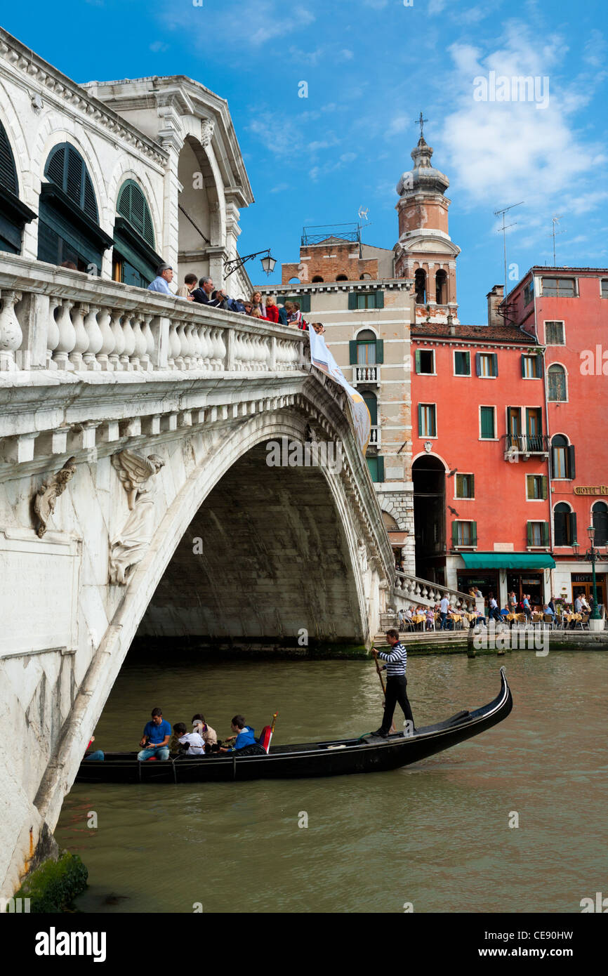 Puente de Rialto sobre el Gran Canal de Venecia, Italia Foto de stock