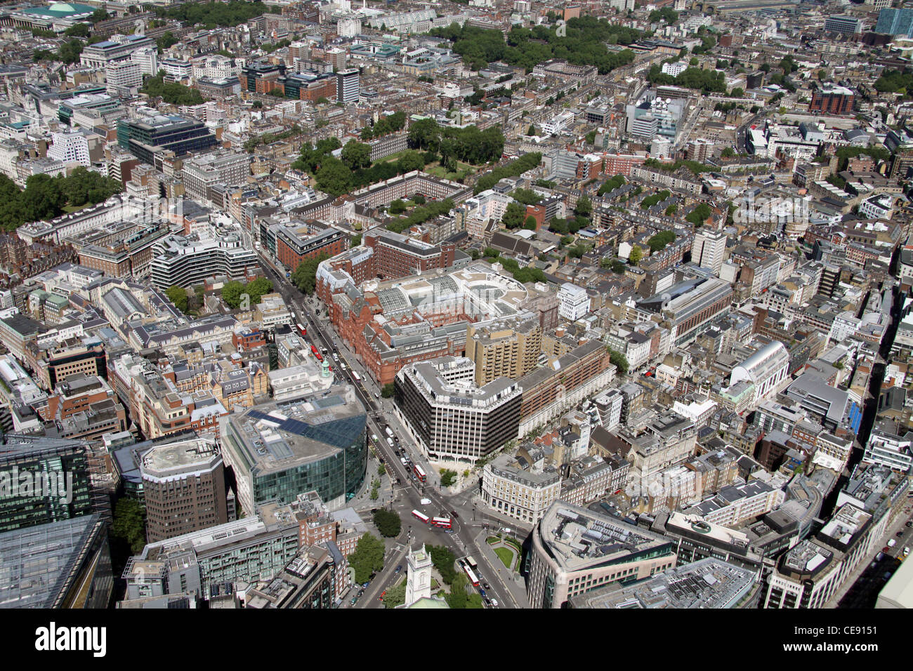 Vista aérea mirando al noroeste desde el centro comercial Waterhouse Square al otro lado de Gray's Inn Square, Holborn, Londres EC1 Foto de stock