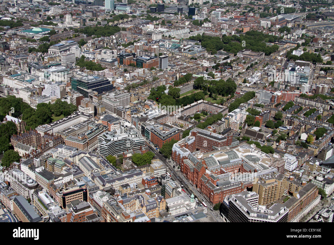 Vista aérea mirando al noroeste desde el centro comercial Waterhouse Square al otro lado de Gray's Inn Square, Holborn, Londres EC1 Foto de stock