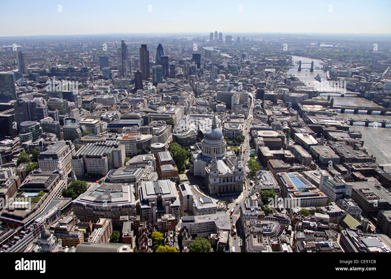Imagen aérea de la Catedral de St Paul, mirando al oriente de la ciudad de Londres. Foto de stock