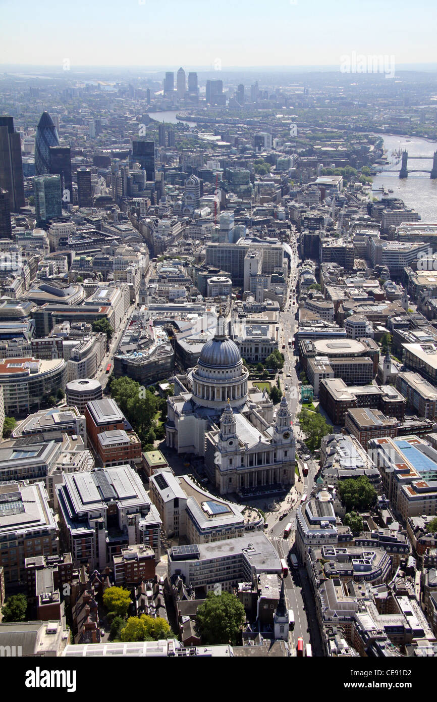 Imagen aérea de la Catedral de St Paul, mirando al oriente de la ciudad de Londres. Foto de stock