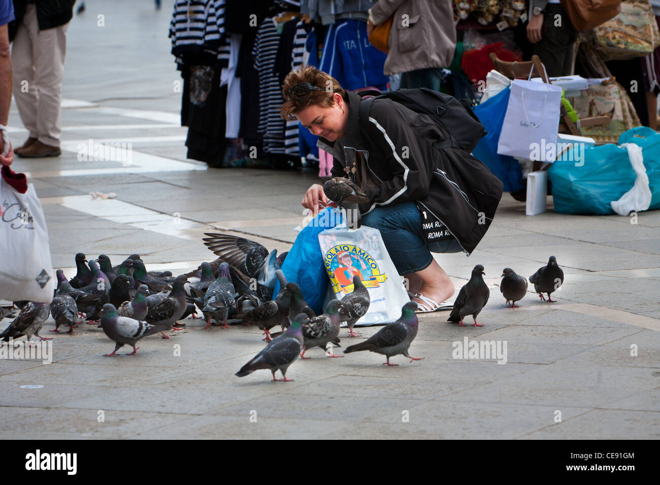 Alimentar a las palomas, la Plaza de San Marcos, en Venecia, Italia Foto de stock