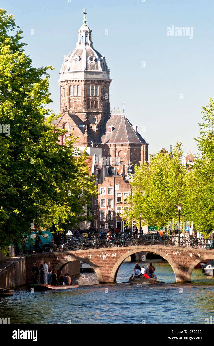 La Iglesia de San Nicolás es una iglesia católica romana en el centro de Amsterdam. Amsterdam. Países Bajos. El sur de Holanda. Europa Fotografía de stock - Alamy La Iglesia de San Nicolás es una iglesia católica romana en el centro de Amsterdam. Amsterdam. Países Bajos. El sur de Holanda. Europa Fotografía de stock - Alamy
