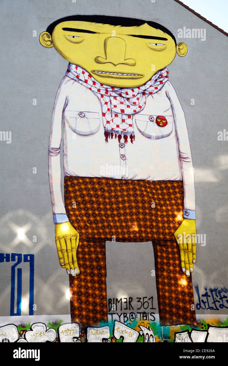 El hombre amarillo - Arte de la calle por Otavio y Gustavo Pandolfo (conocido como os Gemeos), Kreuzberg, Berlín, Alemania Foto de stock