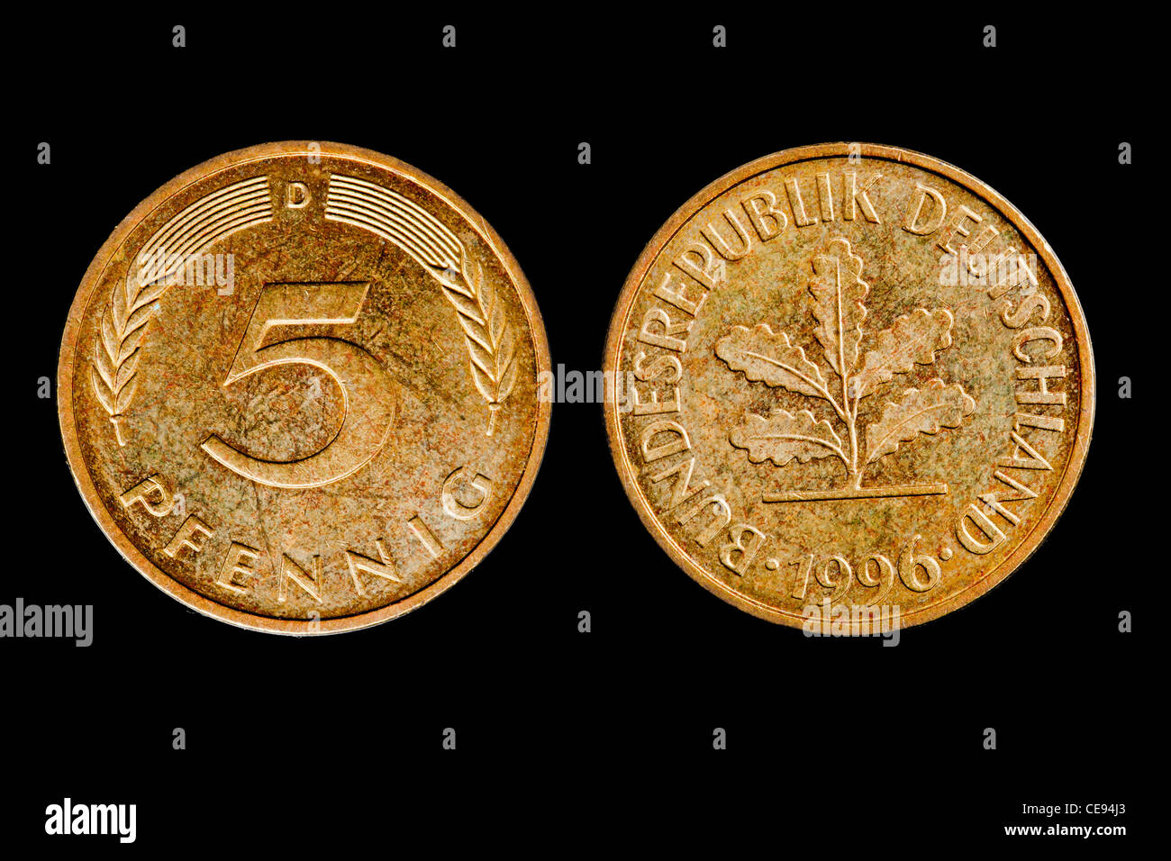 5 D-Mark Pfennig coin aislado sobre fondo negro Foto de stock