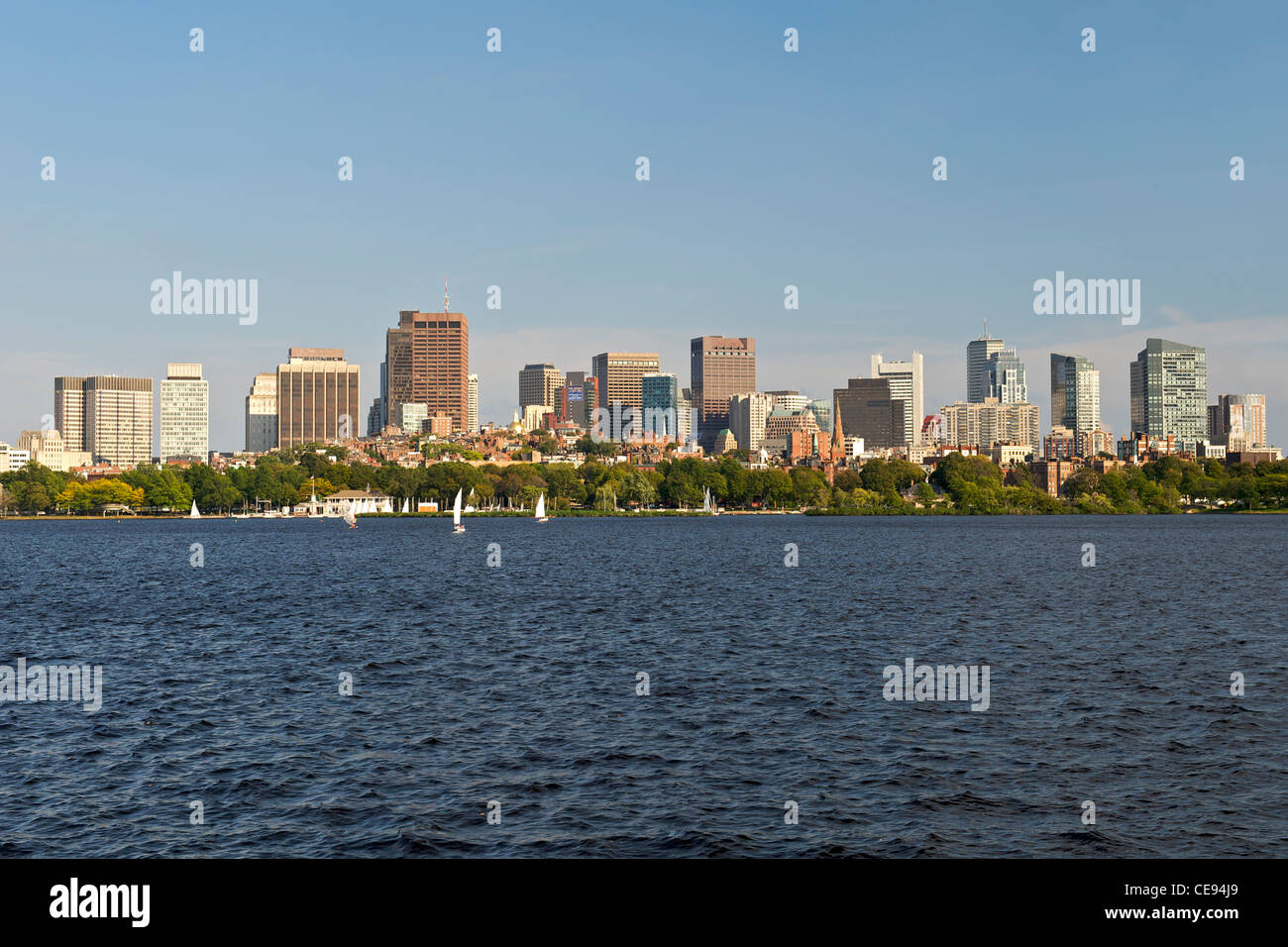 Horizonte de Boston visto cruzando el río Charles en Boston, Massachusetts, EE.UU. Foto de stock