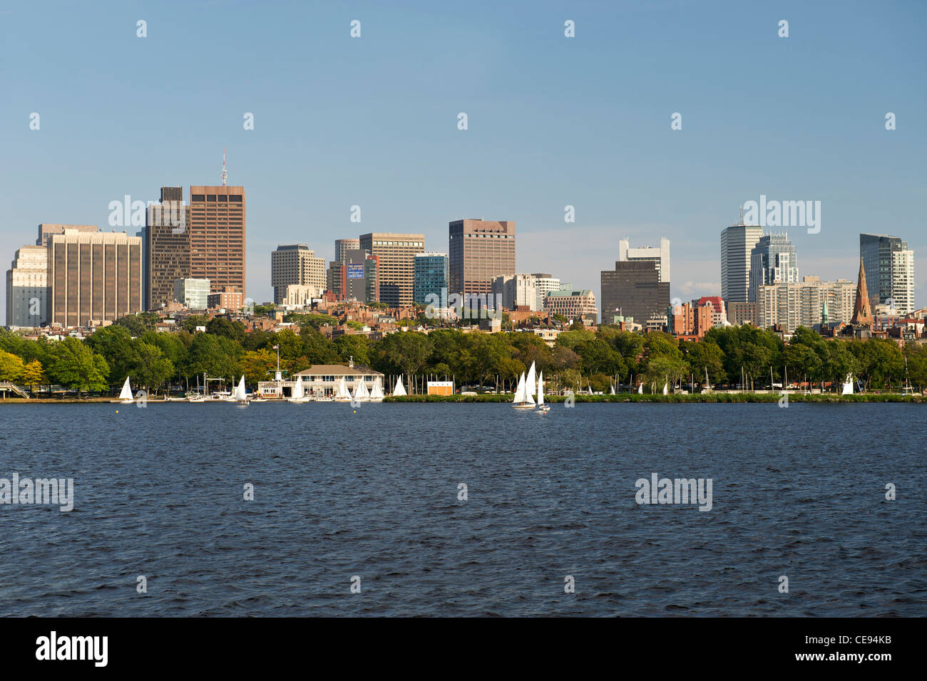 Horizonte de Boston visto cruzando el río Charles en Boston, Massachusetts, EE.UU. Foto de stock