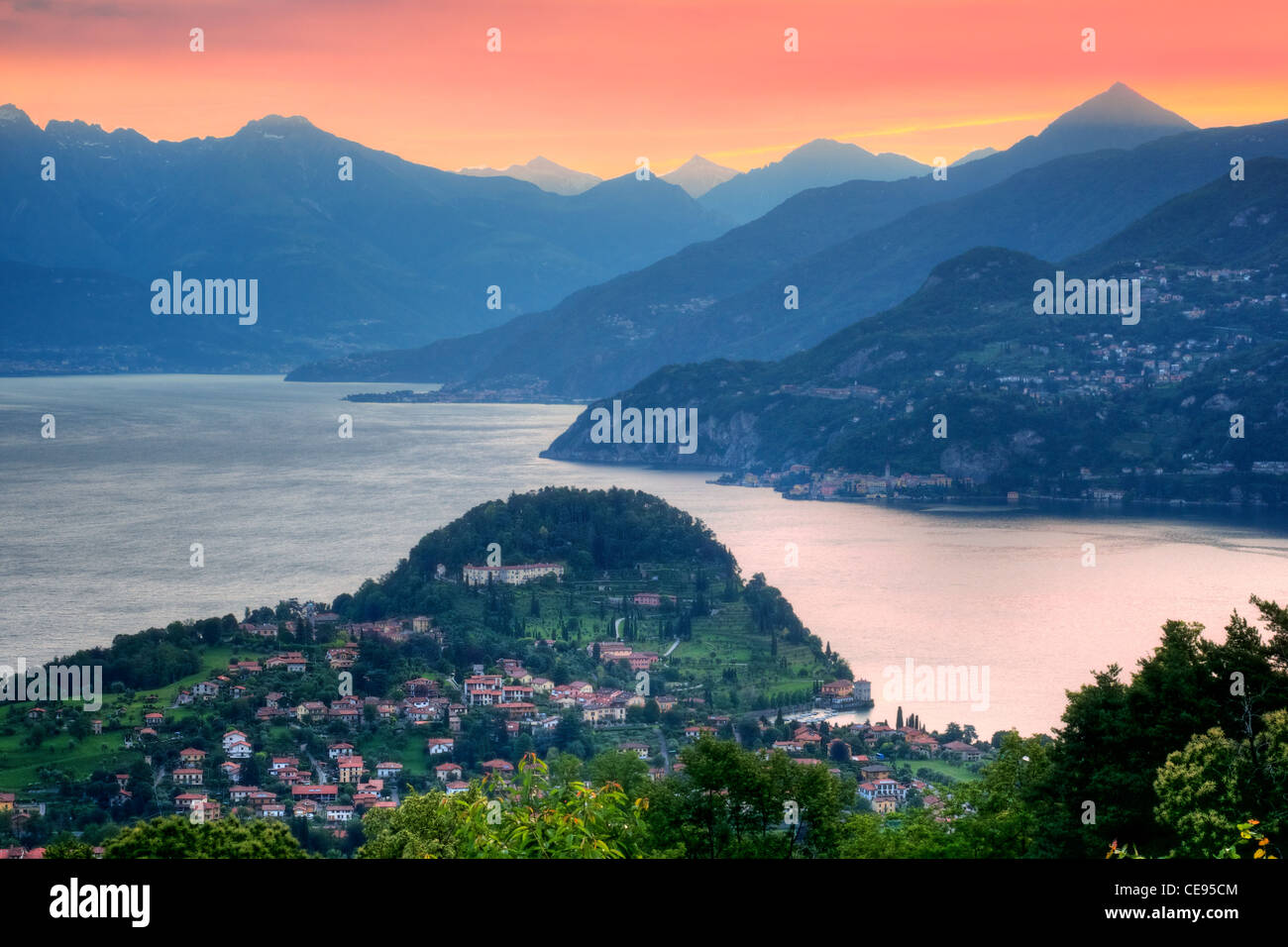 Vista del amanecer de Bellagio y Varenna en el Lago de Como, Italia Foto de stock