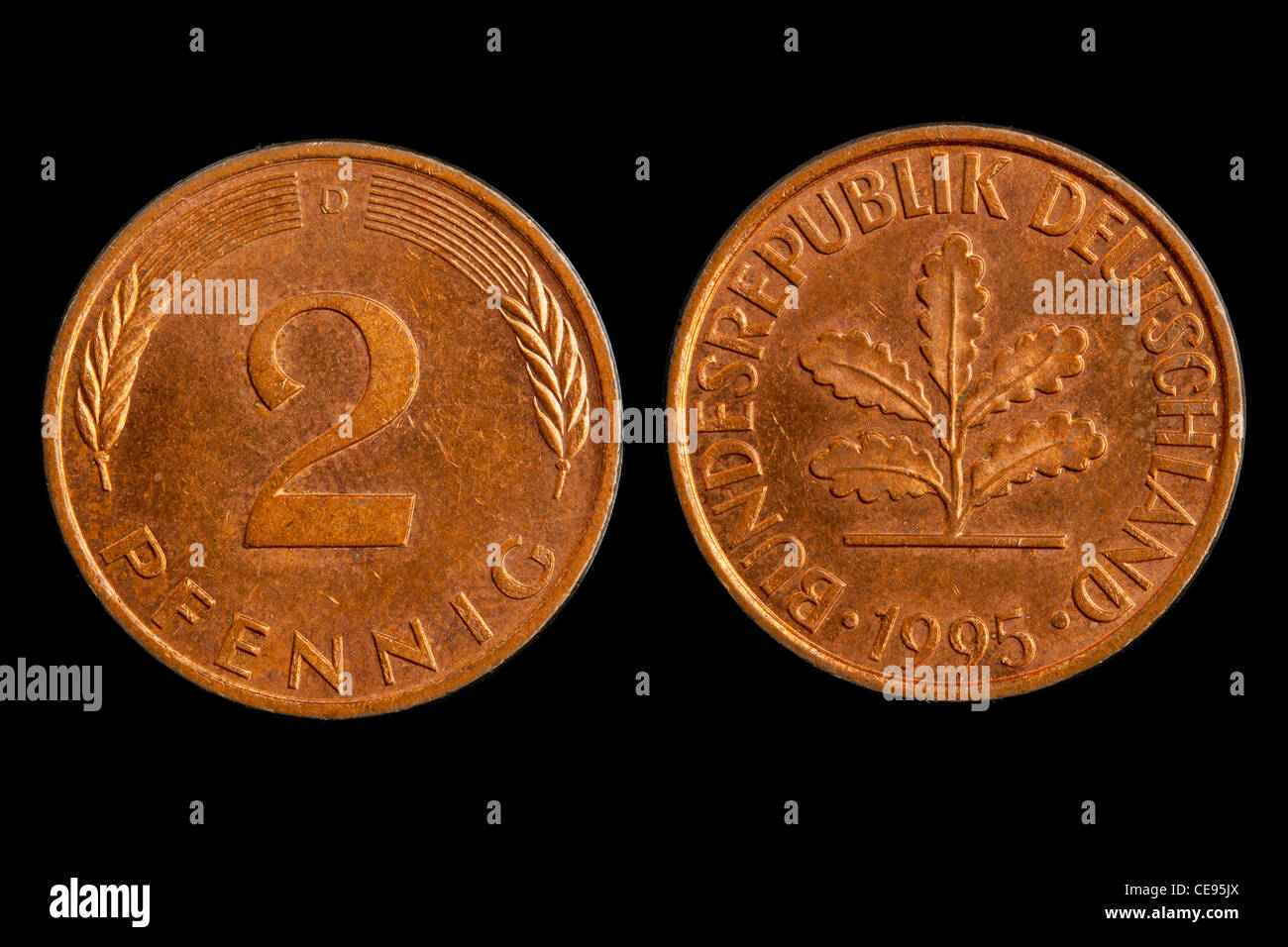 2 D-Mark Pfennig coin aislado sobre fondo negro Foto de stock