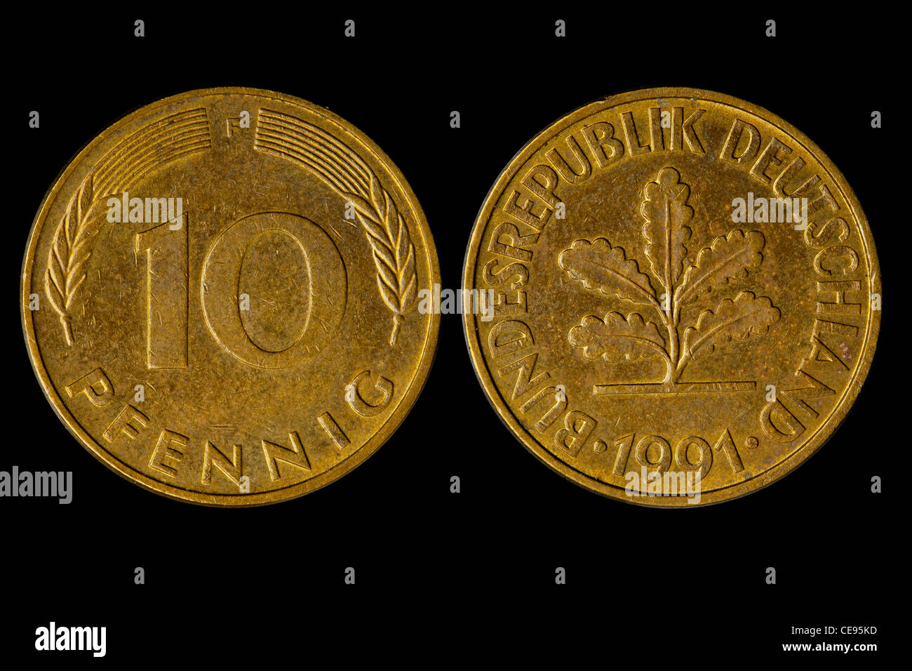 10 D-Mark Pfennig coin aislado sobre fondo negro Foto de stock