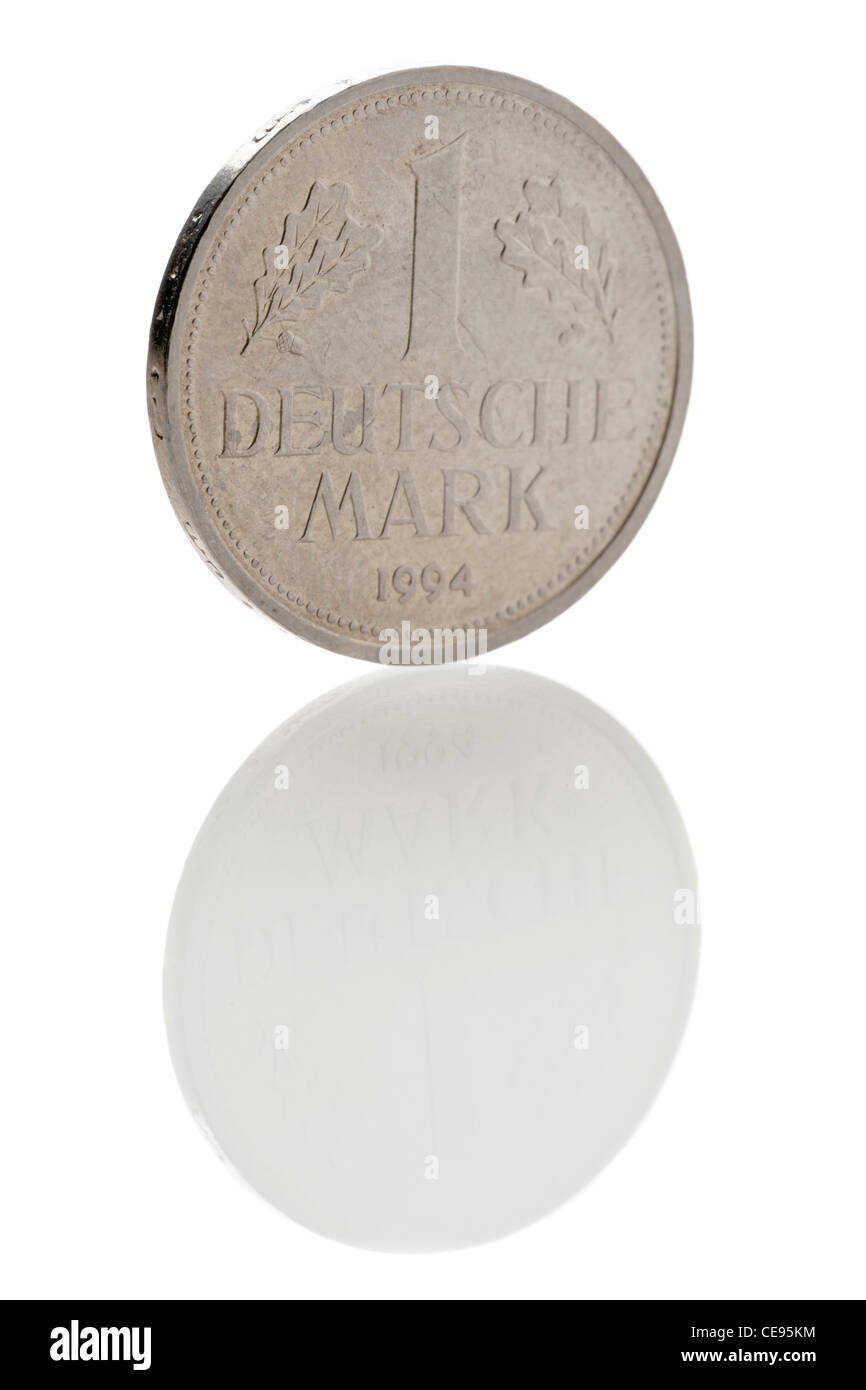 1 D-Mark coin sobre fondo blanco con reflejo Foto de stock