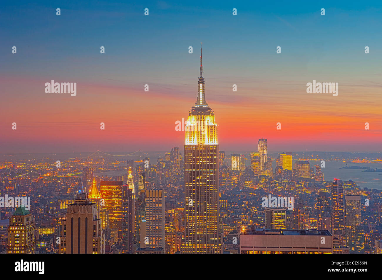 Edificio Empire State al atardecer desde la cima de la roca Observatorio Foto de stock