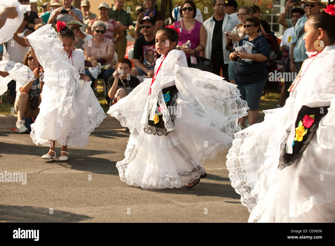 Los jóvenes hispanos niñas realizan danza folklórica mexicana luciendo  vestidos tradicionales del estado de Veracruz Fotografía de stock - Alamy