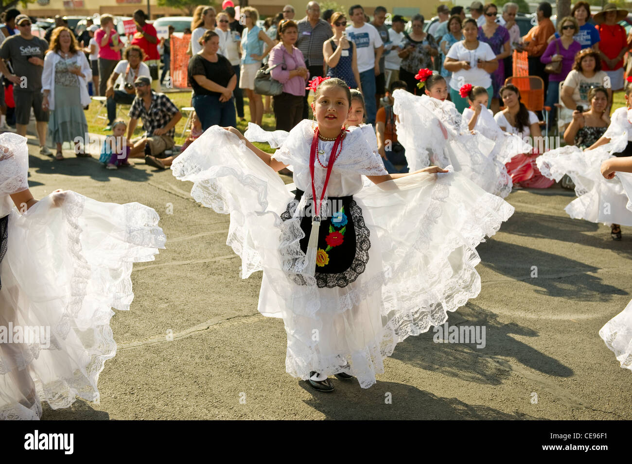 Los jóvenes hispanos niñas realizan danza folklórica mexicana luciendo vestidos tradicionales del estado de Veracruz Fotografía de stock - Alamy Los jóvenes hispanos niñas realizan danza folklórica mexicana luciendo vestidos tradicionales del estado de Veracruz Fotografía de stock - Alamy