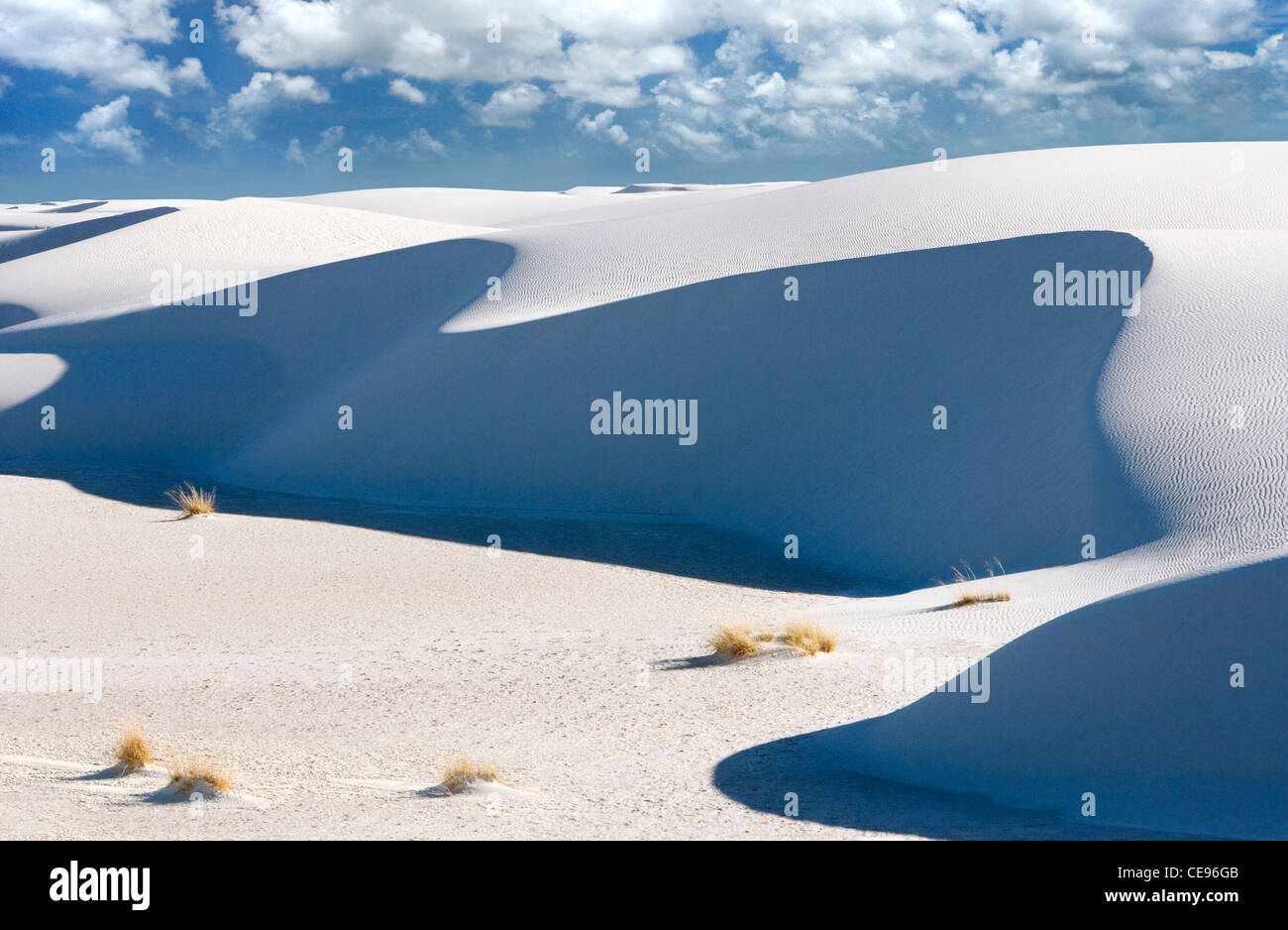 Una gran duna de arena blanca en el Monumento Nacional de White Sands, Nuevo México. Foto de stock