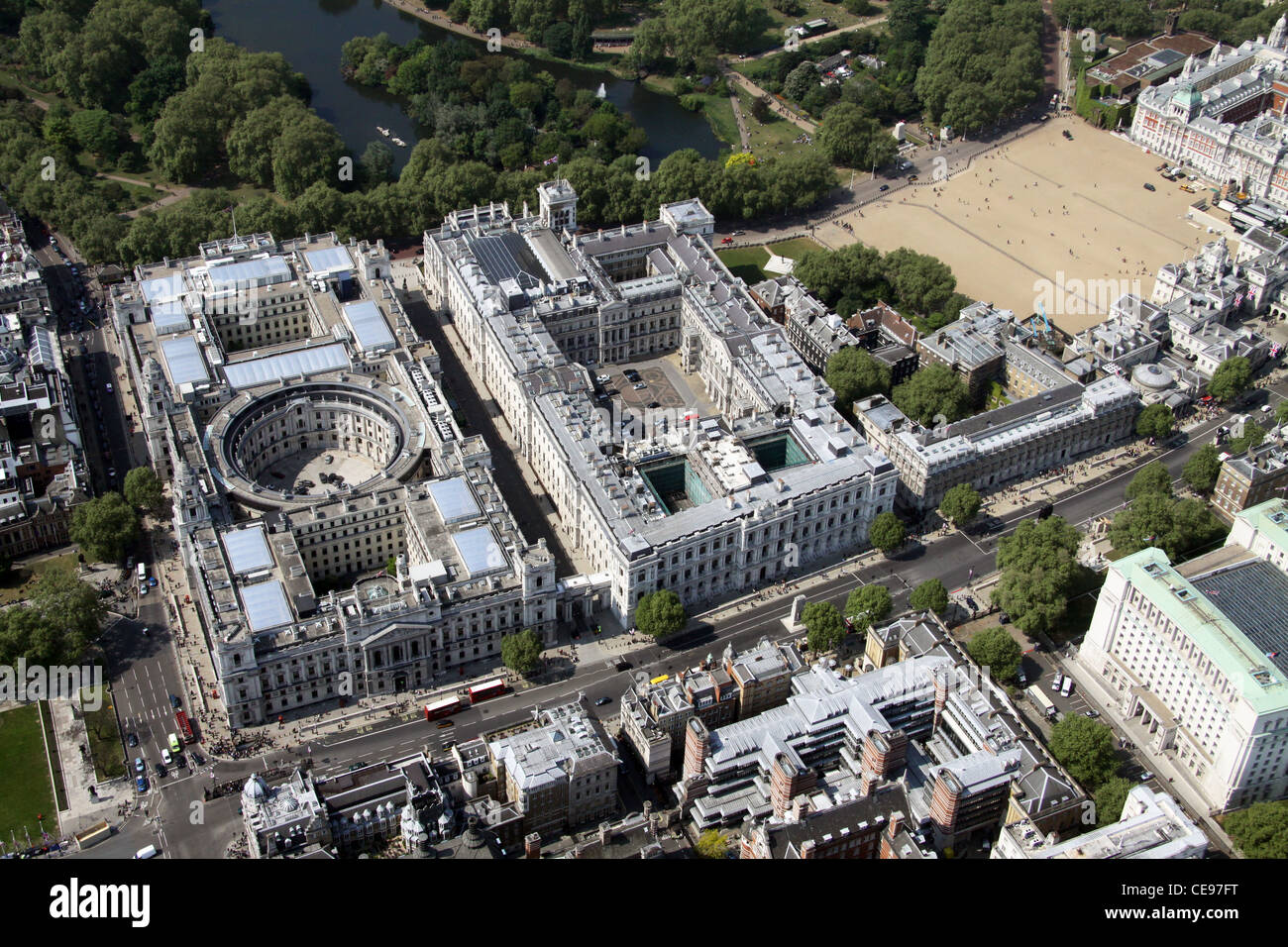 Vista aérea de Whitehall en Londres, mostrando Downing Street, FCO, Oficina del Gabinete y el desfile de los guardias de caballos Foto de stock