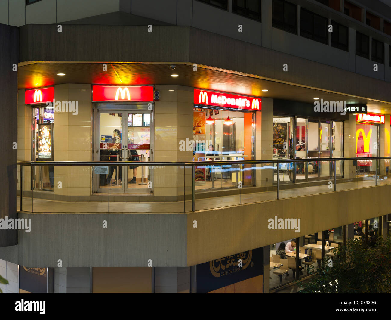 Dh cafe McDonalds chino Wan Chai Wanchai Hong Kong china noche tiendas de comida rápida fastfood Foto de stock