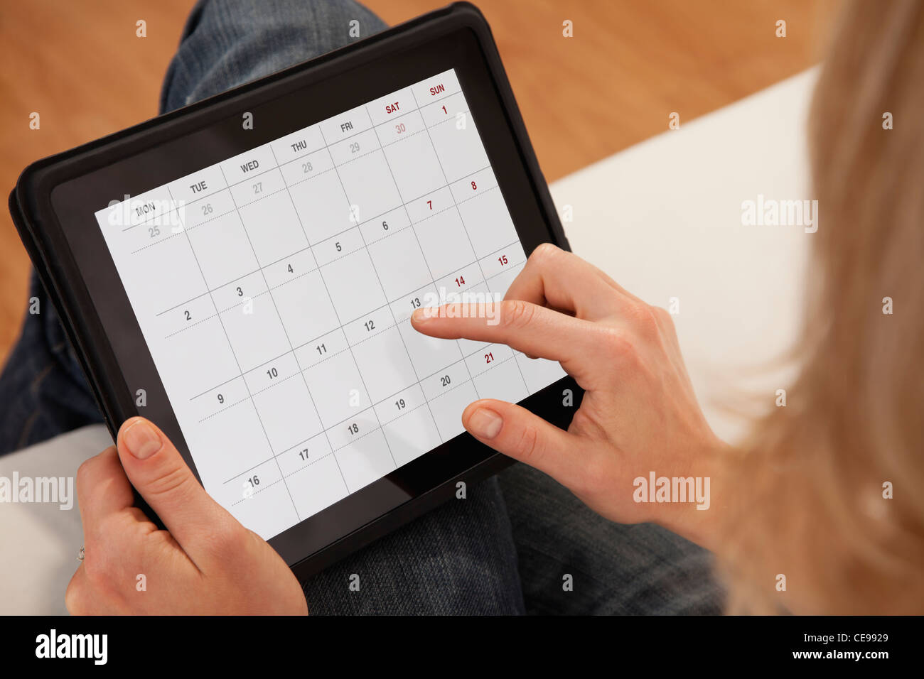 Estados Unidos, Illinois, Metamora, cerca de la mujer utilizando el calendario en tableta digital Foto de stock