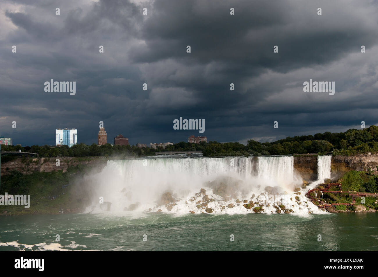 Cielo de borrasca sobre las American Falls en Niagara Falls. Foto de stock