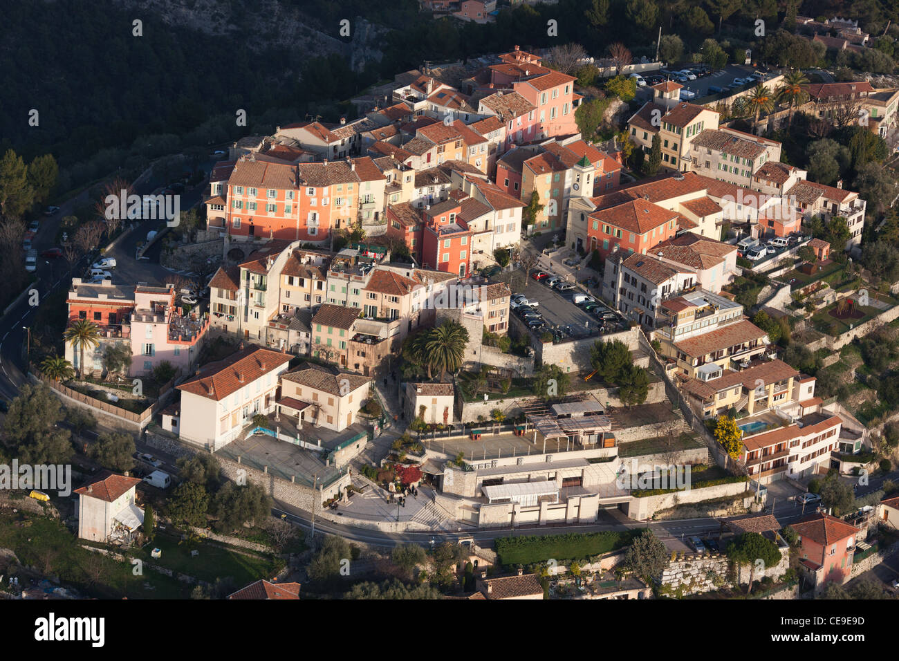 VISTA AÉREA. Pueblo medieval en la cima de la colina. Falicon, Niza, Riviera Francesa, Francia. Foto de stock