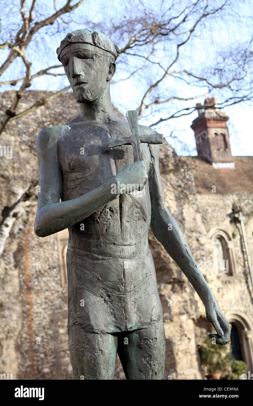 Estatua de San Edmundo, rey y mártir, por Elizabeth Frink, se encuentra en el recinto catedralicio, Bury St Edmunds, Suffolk Foto de stock