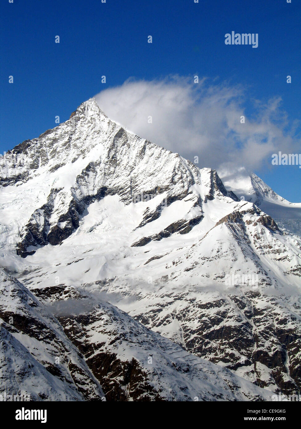 Vista del Matterhorn, Monte Cervino o Mont Cervin montaña en los Alpes Peninos en la frontera entre Suiza e Italia. Foto de stock