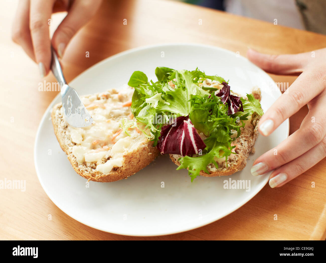 Muchacha comiendo sándwiches saludables Foto de stock
