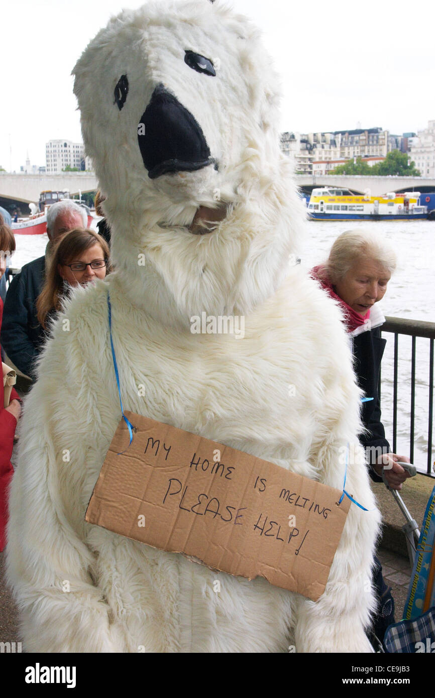 El hombre en traje de oso polar con el cartel que dice "Mi casa se está  derritiendo por favor ayuda Fotografía de stock - Alamy