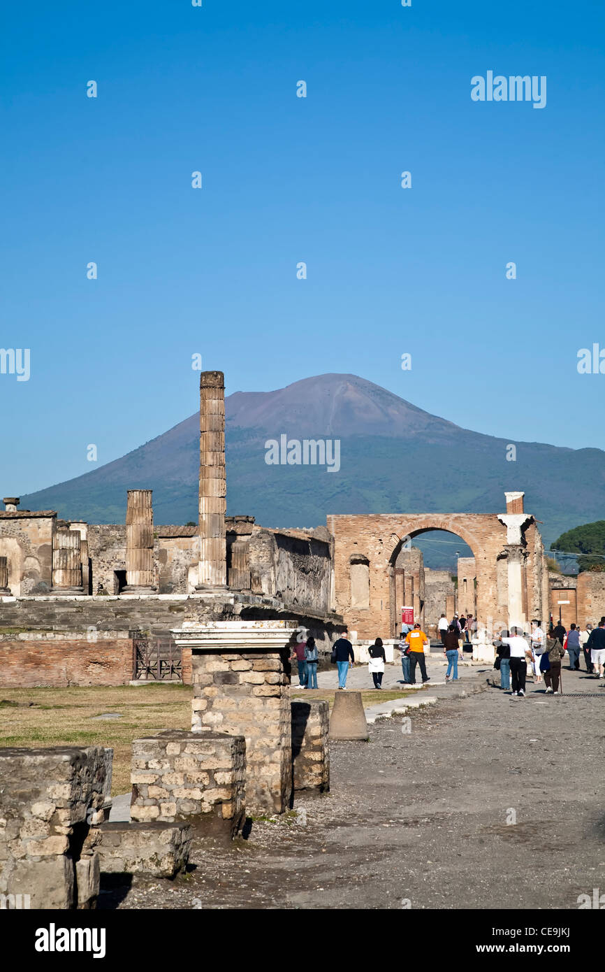 Ruinas de Pompeya con el Monte Vesubio en el fondo. Foto de stock