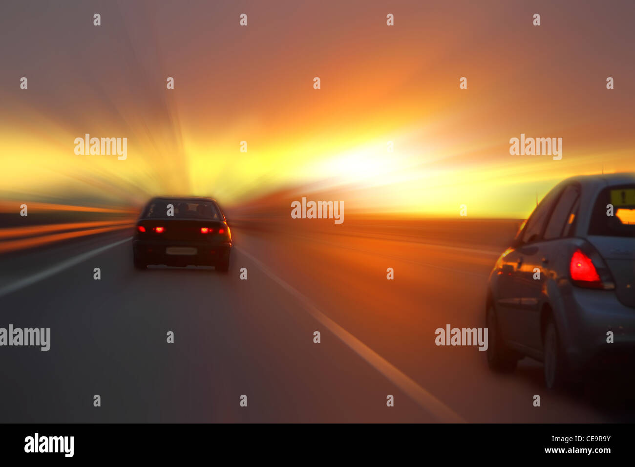 Coche al atardecer en la carretera Foto de stock