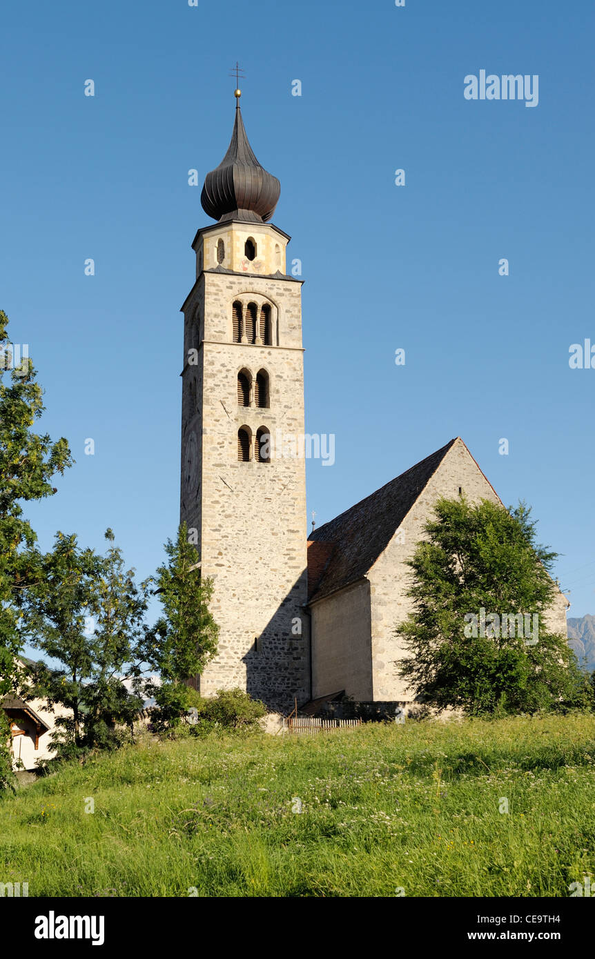 La iglesia de San Pancrazio junto al recinto amurallado medieval de Stadt Glurns, Glorenza. Val Venosta, Alpes Italianos, Italia Foto de stock