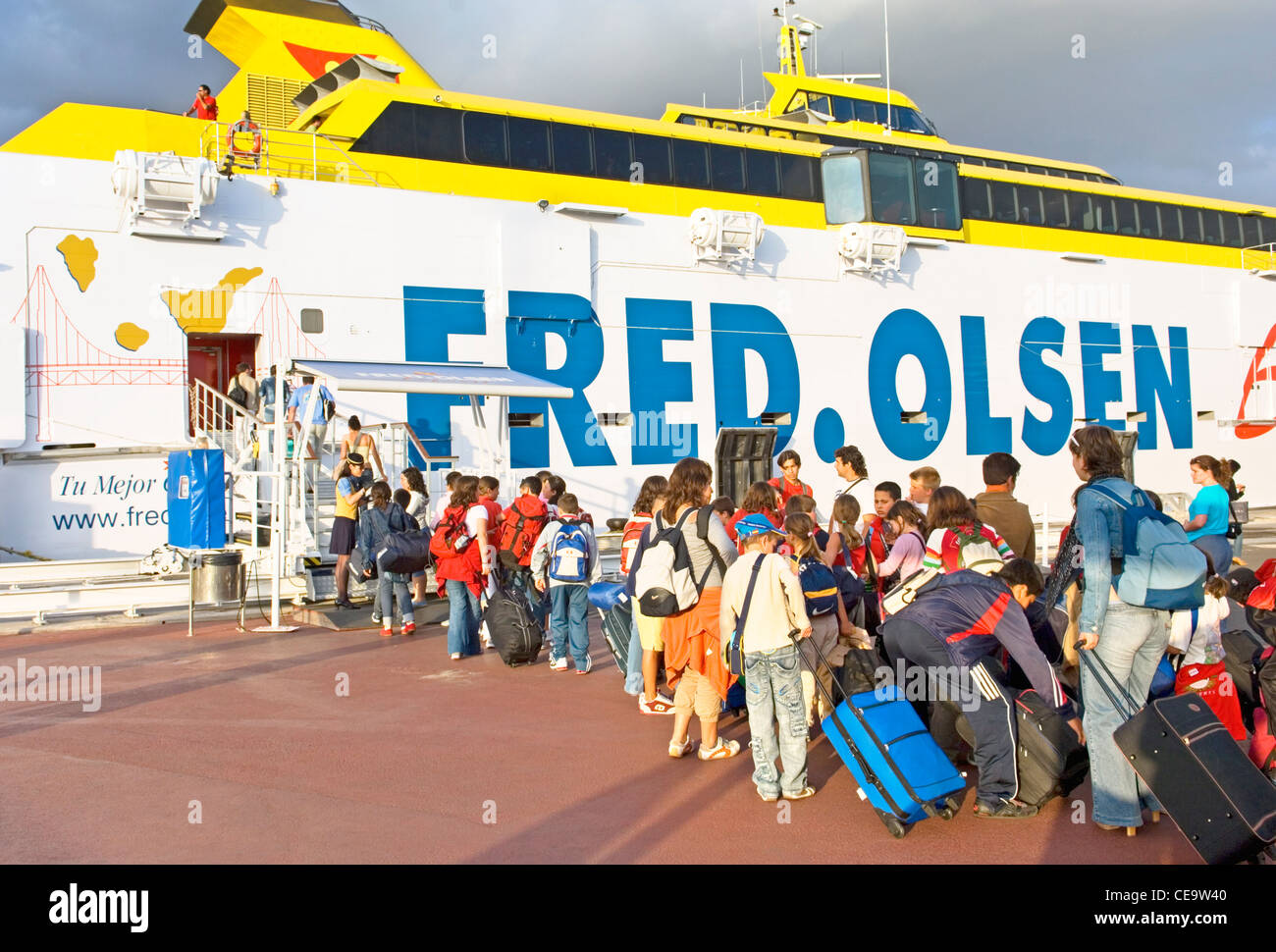 Los pasajeros que abordan la línea de Fred Olsen Express Benchijigua car ferry de pasajeros en el puerto de Los Cristianos, Tenerife, Islas Canarias Foto de stock