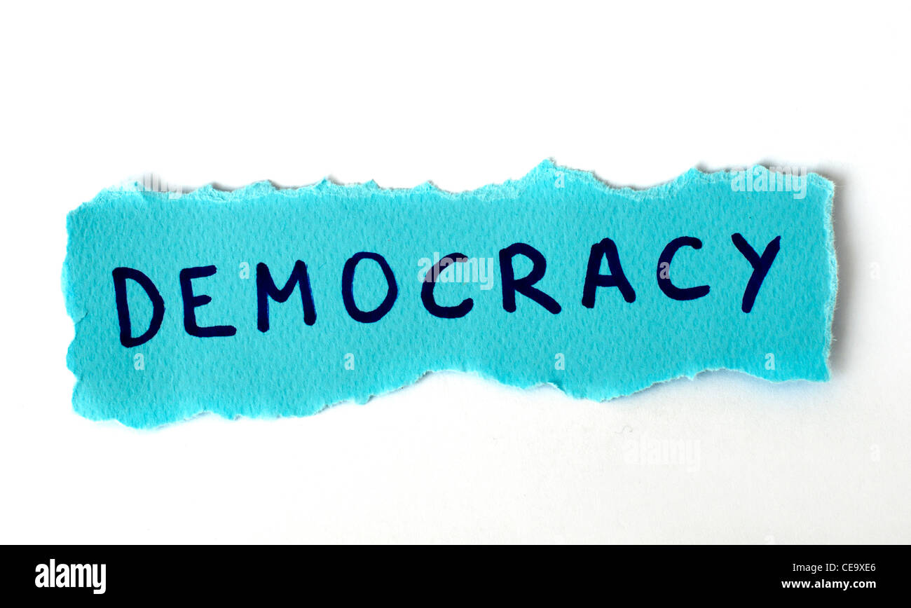 La palabra democracia en papel azul antecedentes Foto de stock