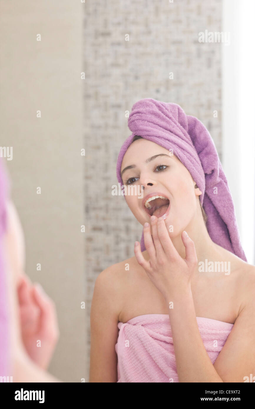 Mujer aplicar ungüento con labios Foto de stock