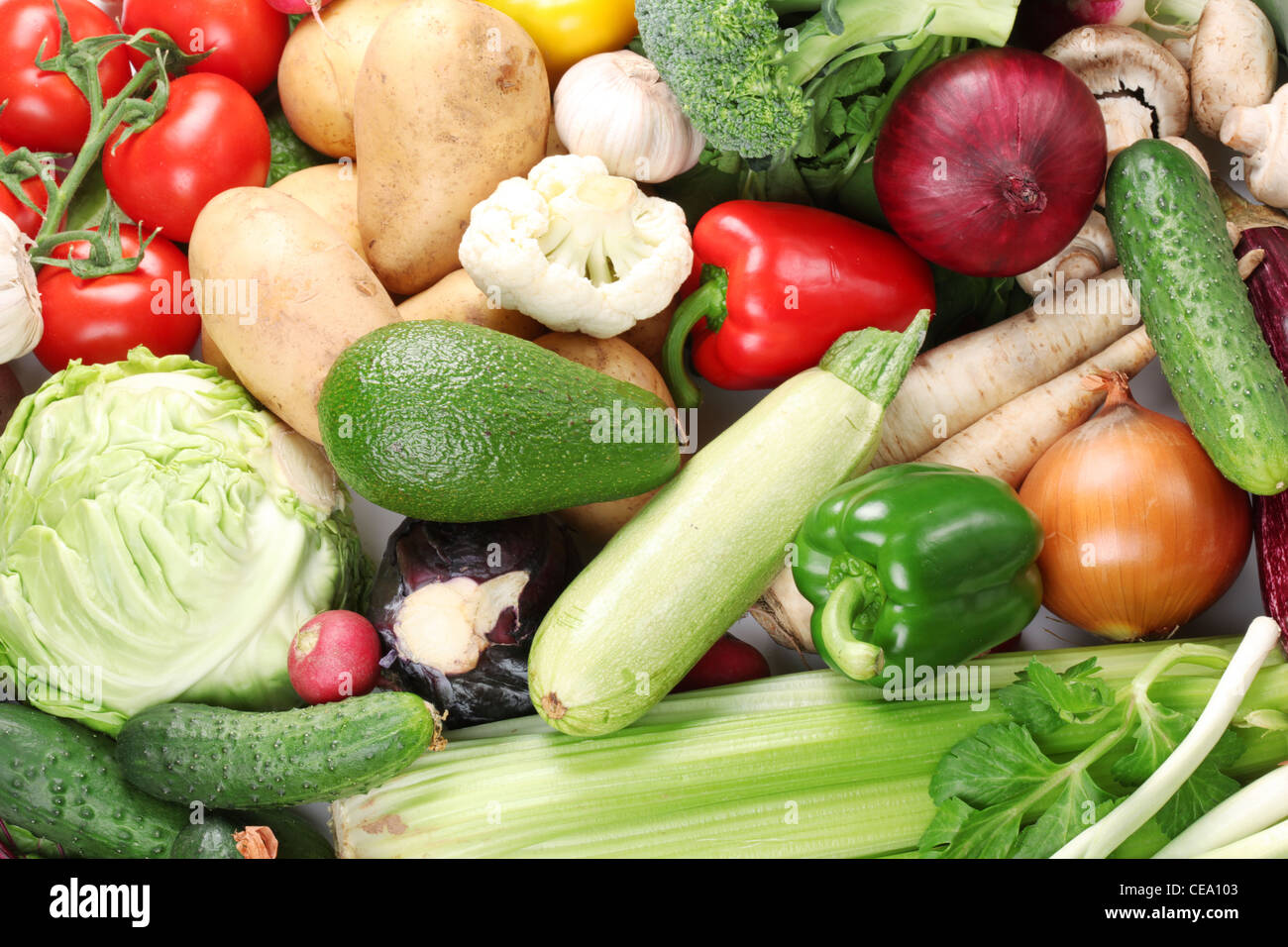 Un montón de verduras ocupan toda la trama. Foto de stock