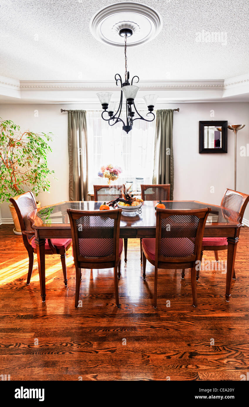 Comedor interior con mesa y sillas de madera en casa Foto de stock