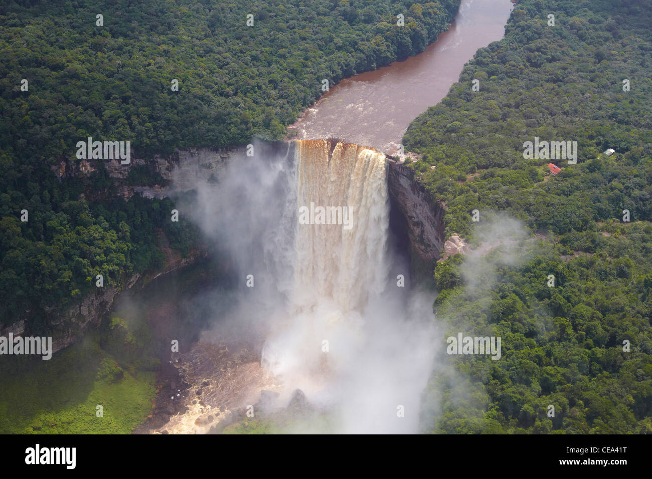 Vista aérea de las cataratas de Kaieteur, río Potaro, Guyana, América del Sur, supuestamente la más grande del mundo una sola gota cascada. Foto de stock