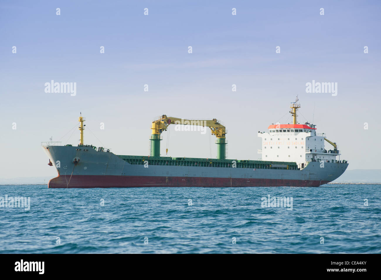 Esperando la descarga del buque en el puerto de Mar Grande, Taranto, Italia Foto de stock