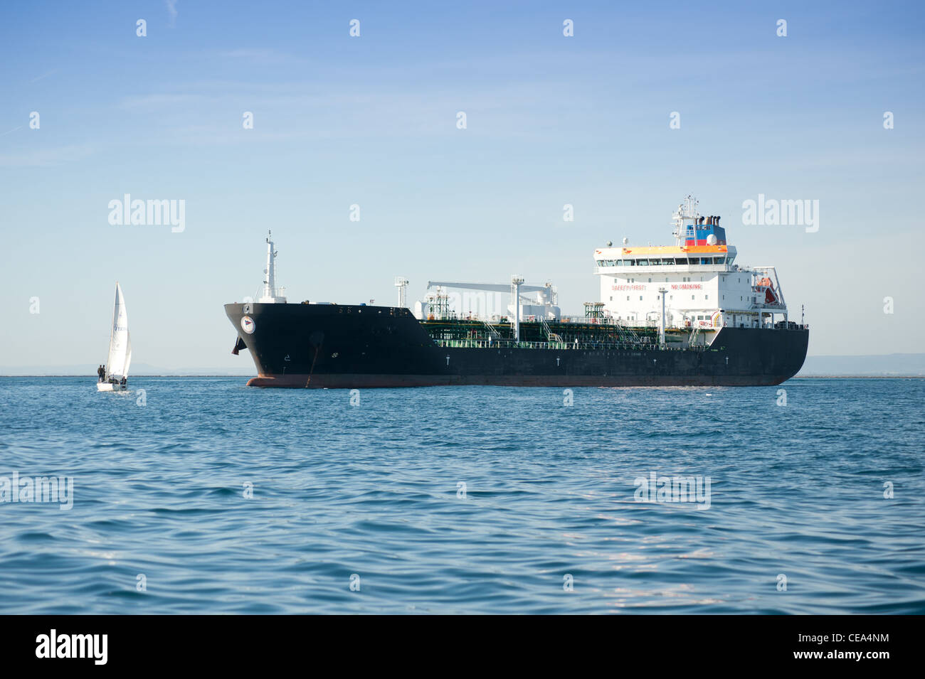 Esperando la descarga del buque en el puerto de Mar Grande, Taranto, Italia Foto de stock