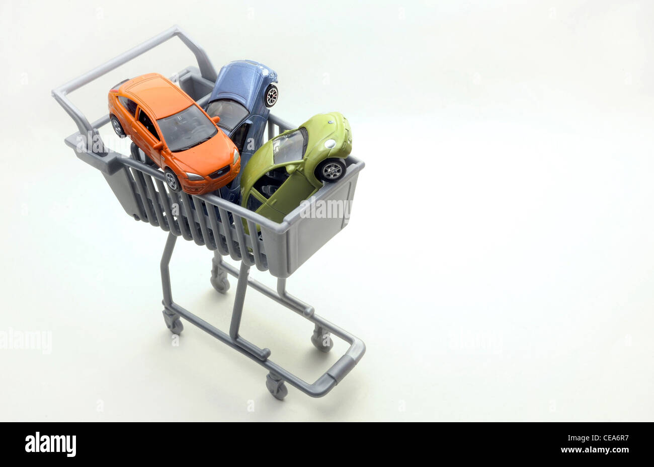 Modelos de autos de carrito de la compra en el supermercado para comprar un auto nuevo de los compradores de Internet el aumento de los precios de seguros automovilísticos controladores COMPRAS UK Foto de stock