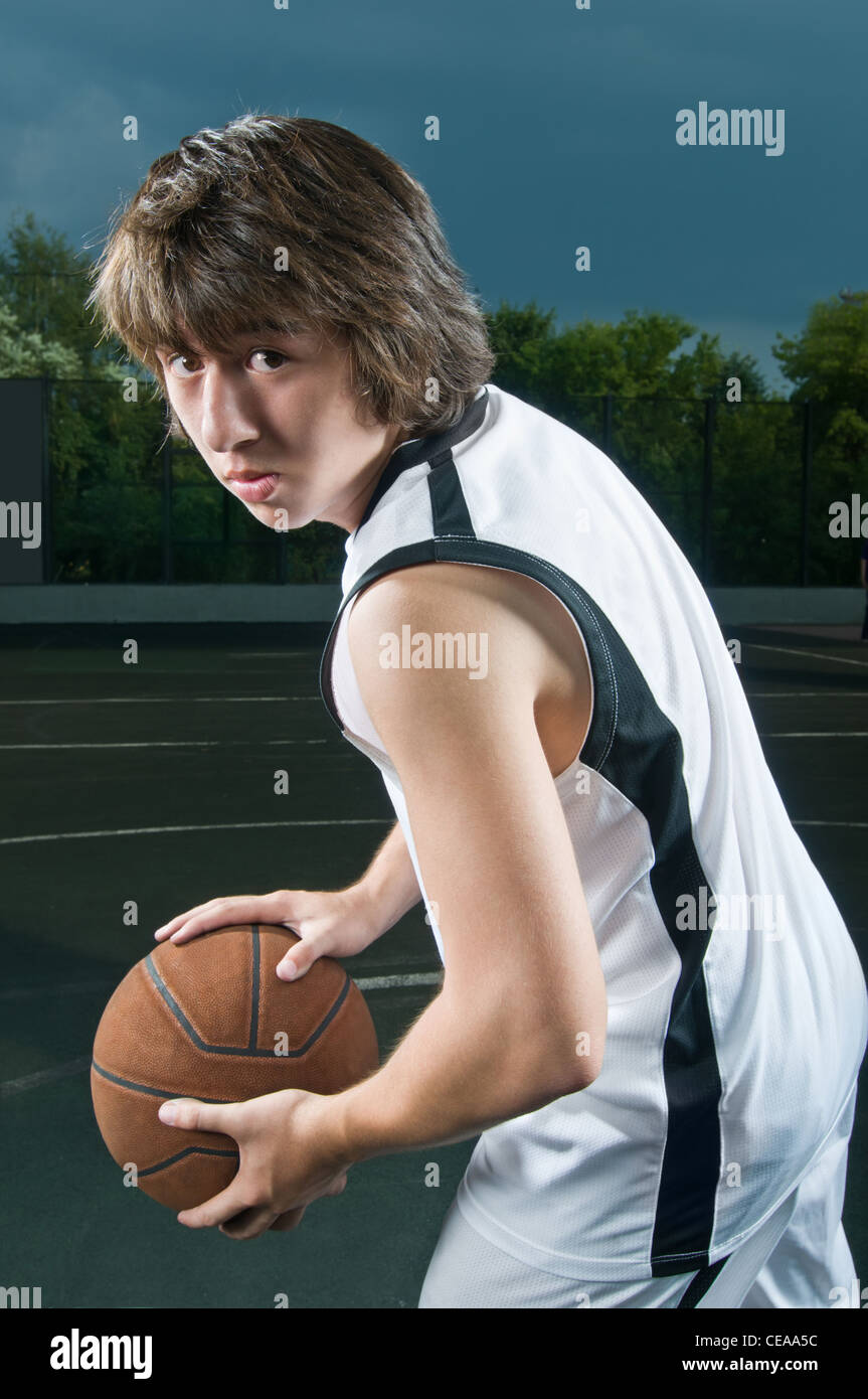 Jugador de baloncesto adolescentes sosteniendo la pelota en posición de "triple  amenaza Fotografía de stock - Alamy
