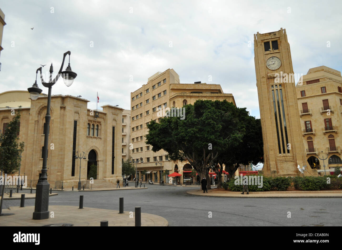 Plaza Nejmeh en el Distrito Central de Beirut: la torre del reloj y la casa del parlamento Foto de stock
