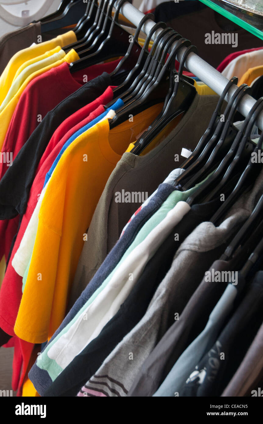 Rack de ropa en una oportunidad (caridad) tienda en Melbourne, Victoria, Australia Foto de stock