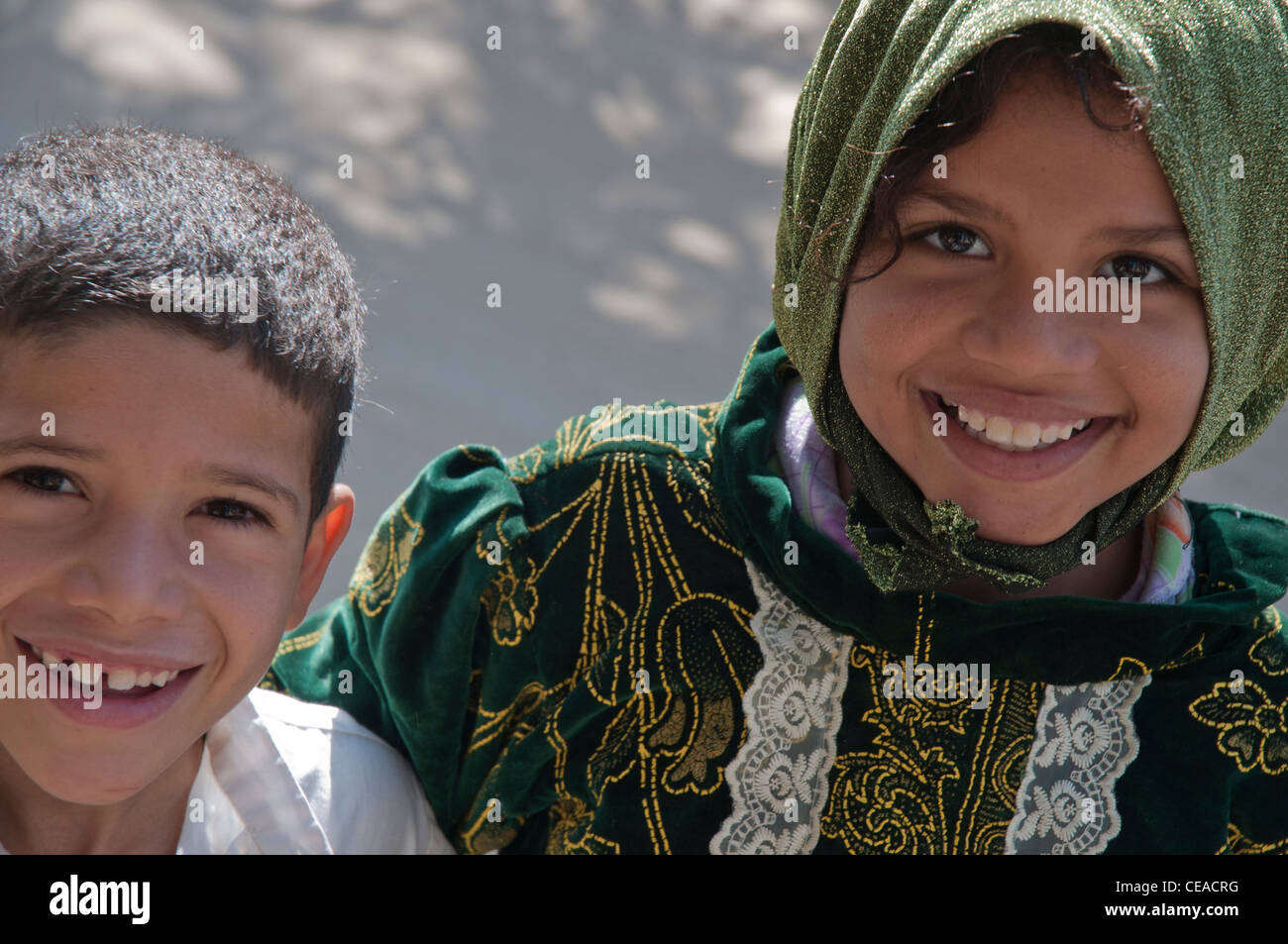 Los niños de la aldea en el Oasis de Siwa, en Egipto. El Siwi pueblo bereber de stock. Foto de stock