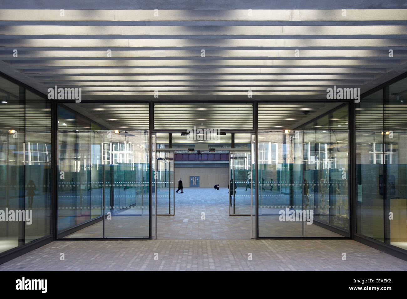 Entrada del nuevo edificio de la Universidad de las artes en Kings Cross, Londres Foto de stock