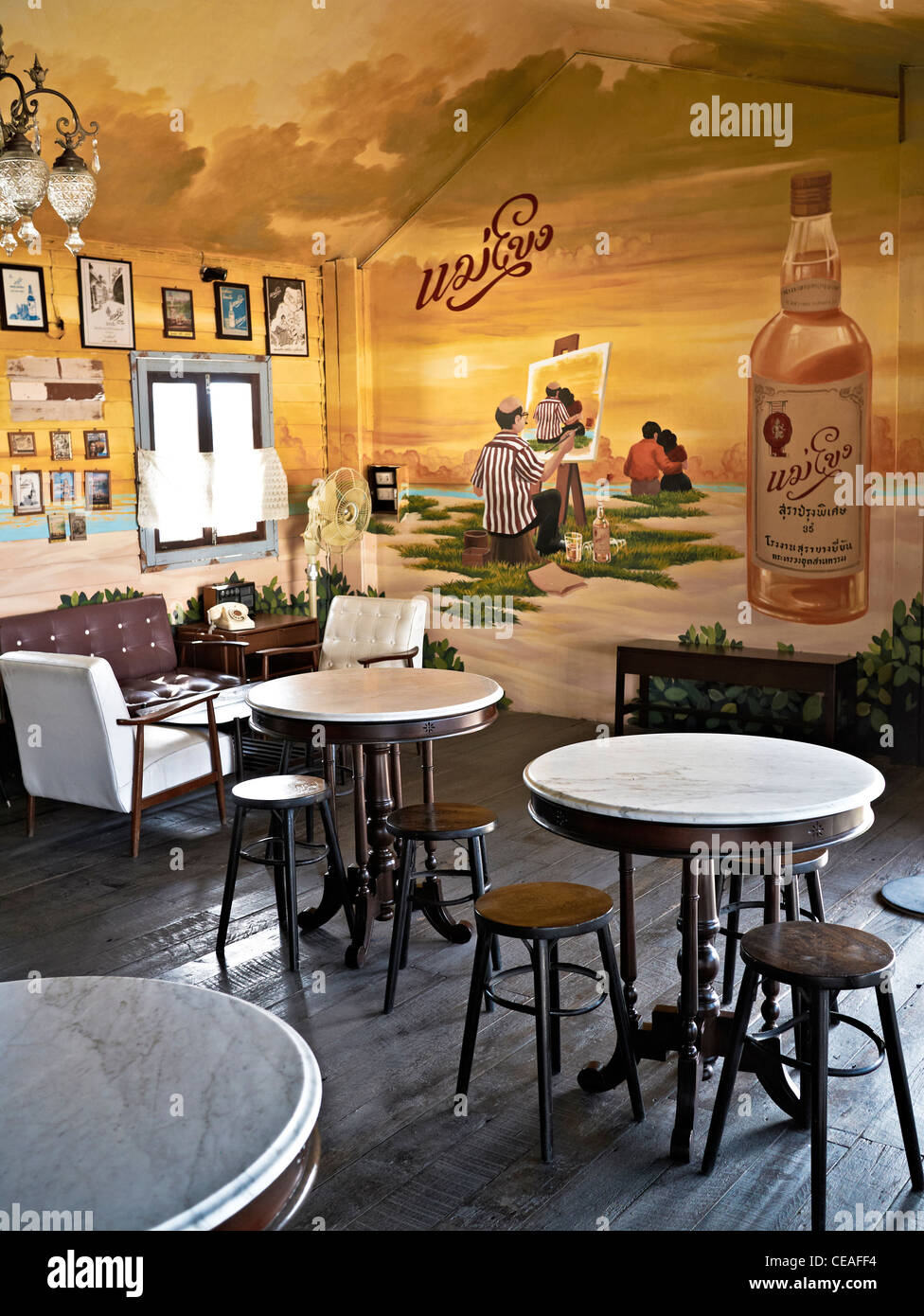 Bar de vinos retro y restaurante de estilo vintage con decoración y  mobiliario interior estilo años 1950 Fotografía de stock - Alamy