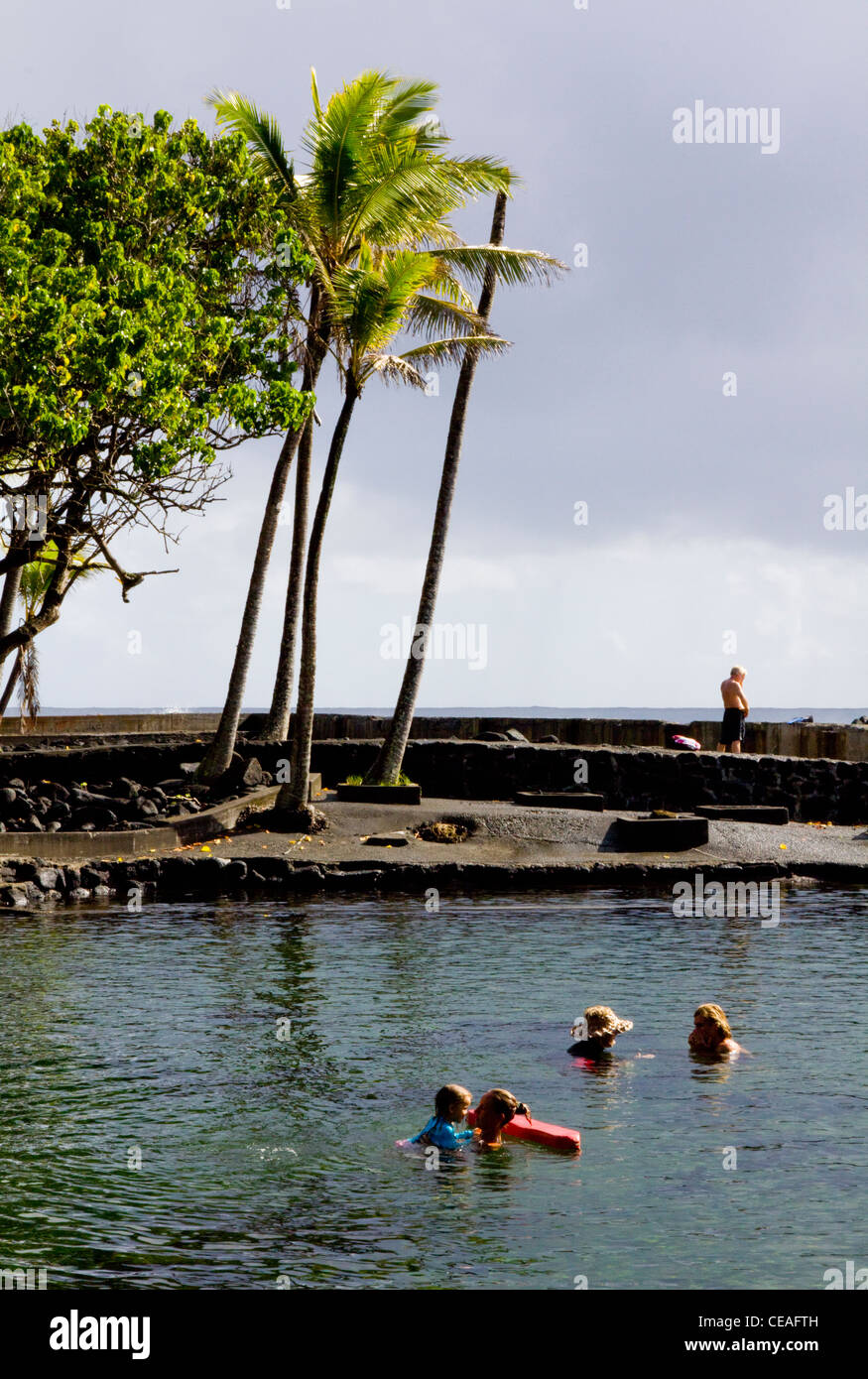 Los bañistas disfrutar de un relajante remojo en este estanque caliente en Kapoho punto en gran isla volcánica de la costa oriental, Hawai Foto de stock