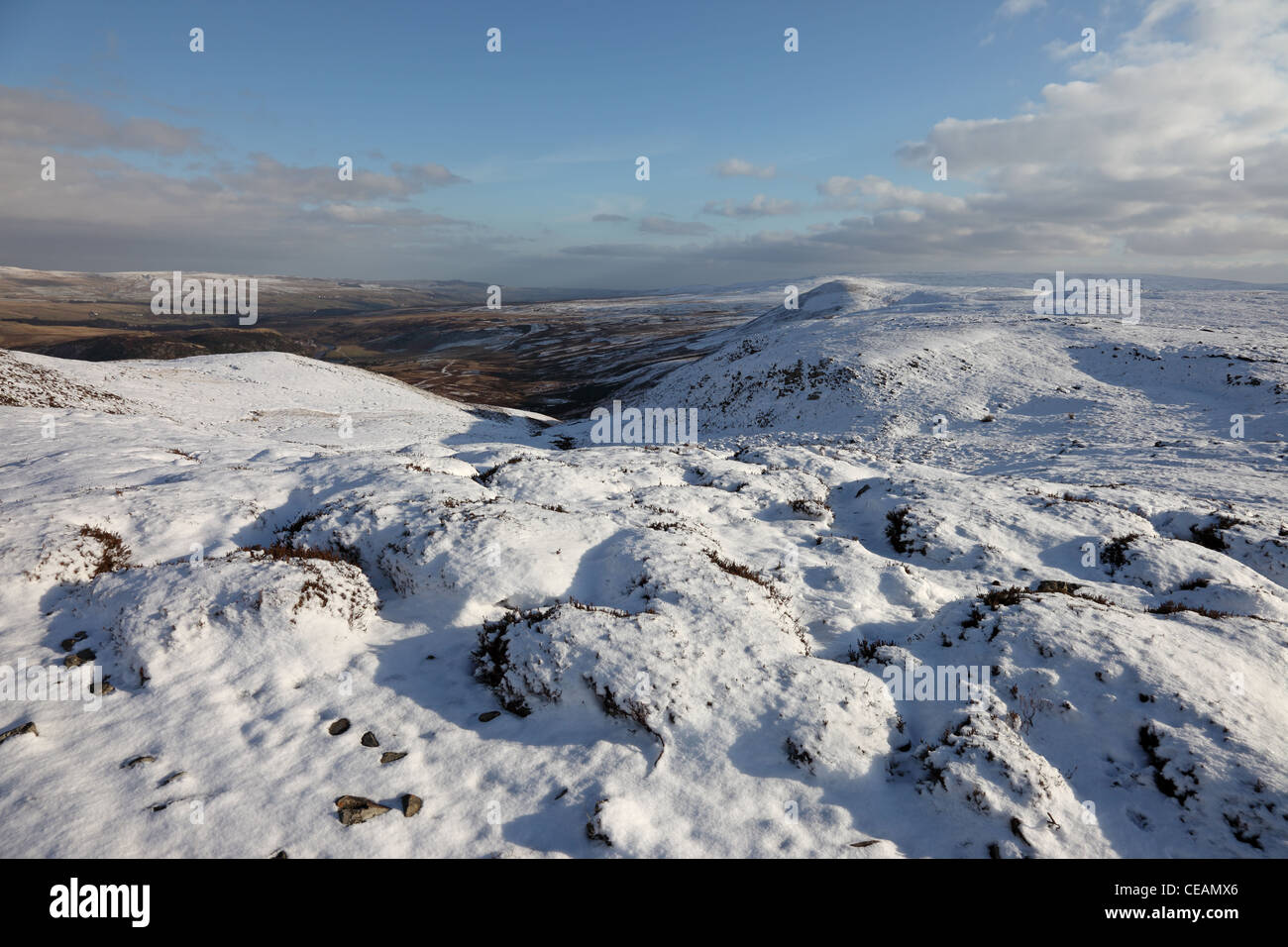 Mediodía Hill y los Tees Valley desde Cronkley cayó en invierno Teesdale superior County Durham UK Foto de stock