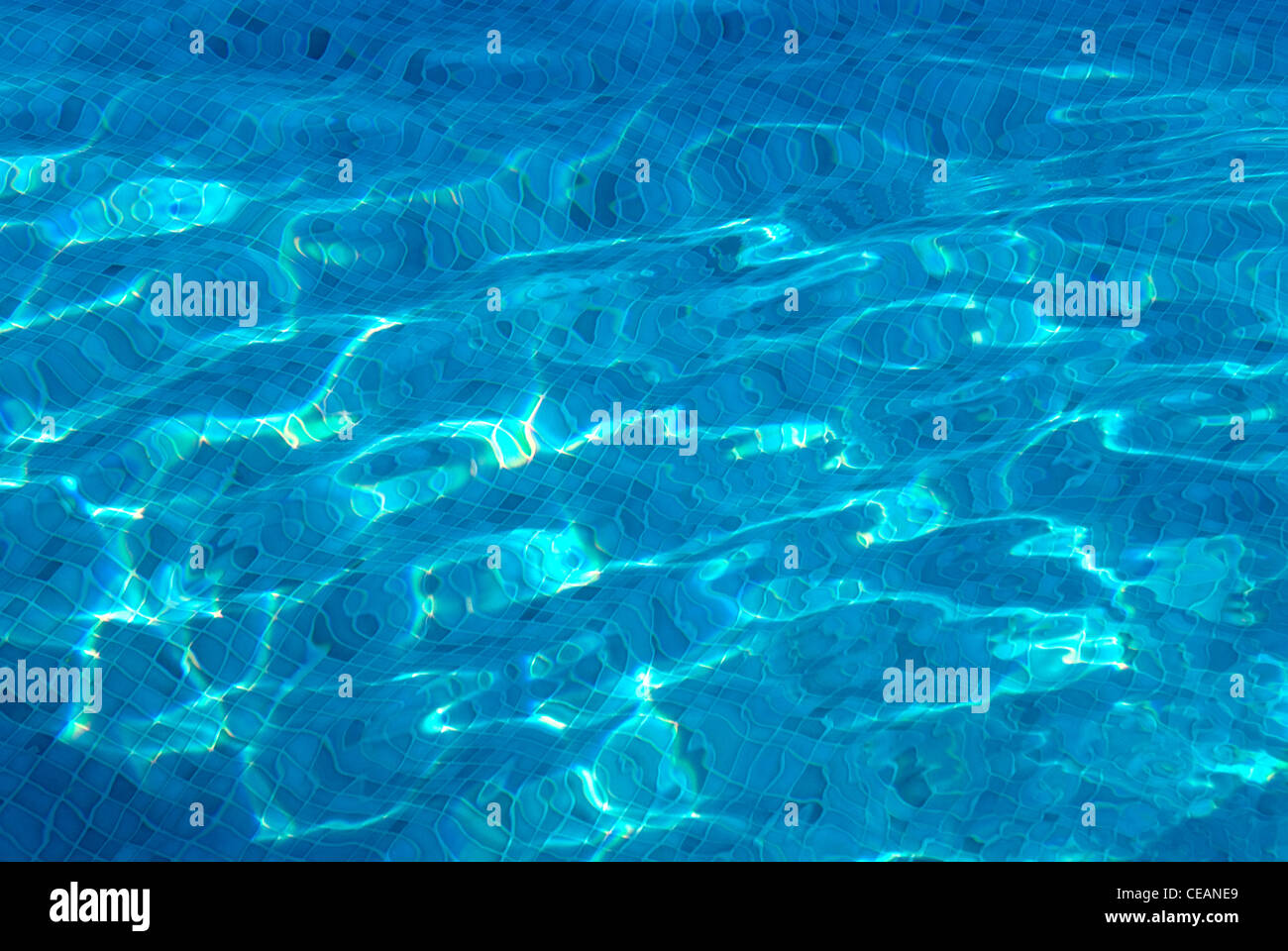 Reflejos de agua de piscina Foto de stock