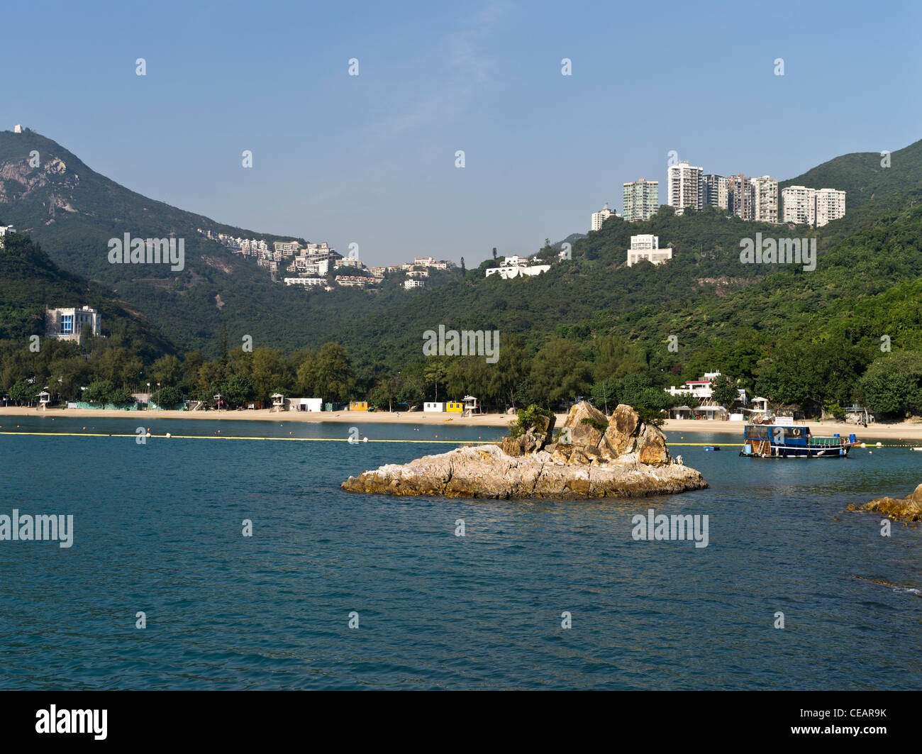 Dh agua profunda Bay en la isla de Hong Kong y la playa apartamentos con vistas a la bahía Foto de stock